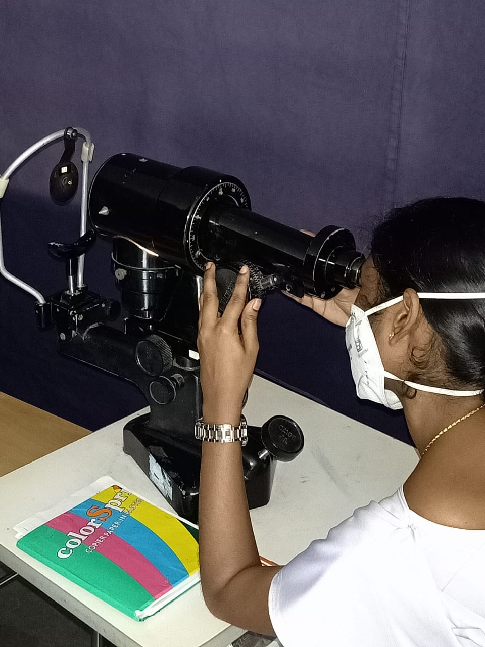 Digital image depicting a mid-level ophthalmic personnel doing alignment on the Bausch and Lomb keratometer