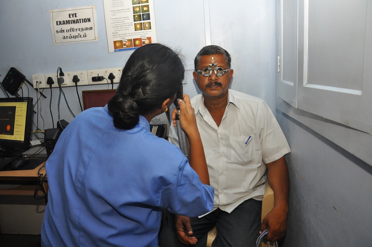 Digital image depicting the optometrist assessing the subjective refraction in a patient	